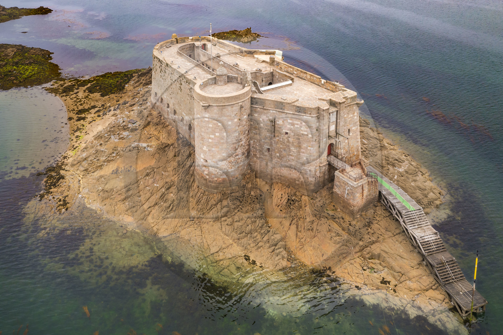 France, Finistère (29), Baie de Morlaix, Plouezoc'h, le chateau du Taureau construit par Vauban au XVIIe siècle (vue aérienne)