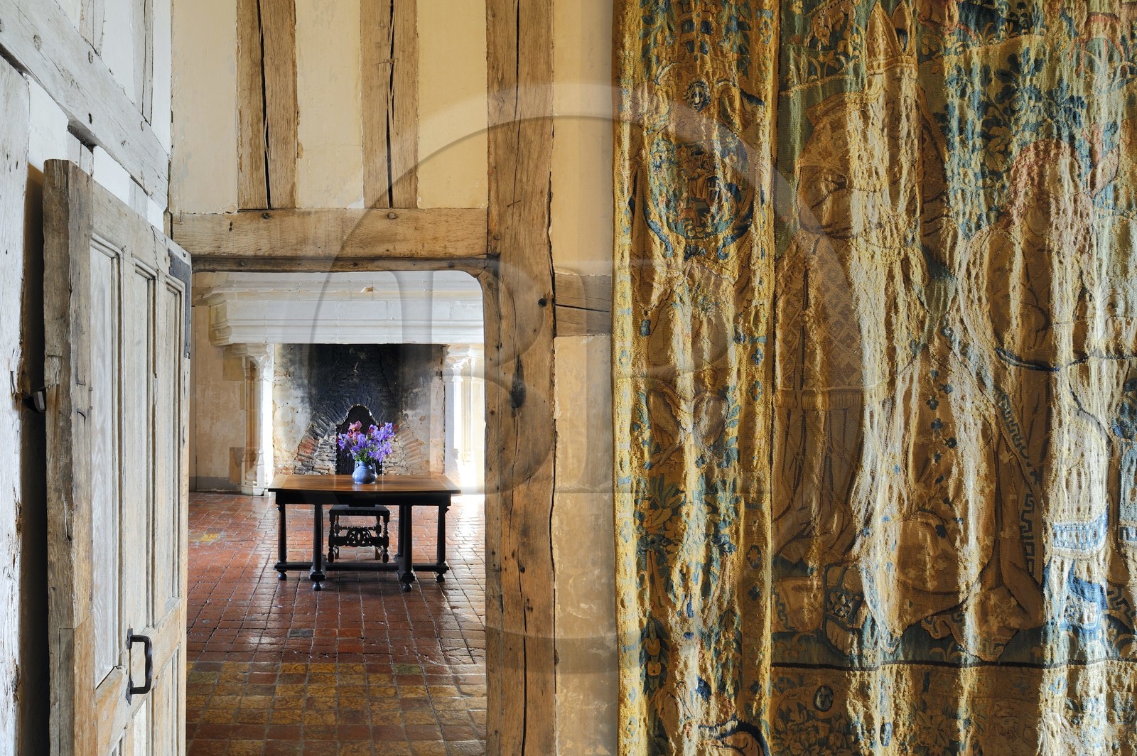 France, Côte d'Or (21), Châteauneuf-en Auxois, labellisé Les Plus Beaux Villages de France, le château, le Grand Logis, chambre aux tapisseries