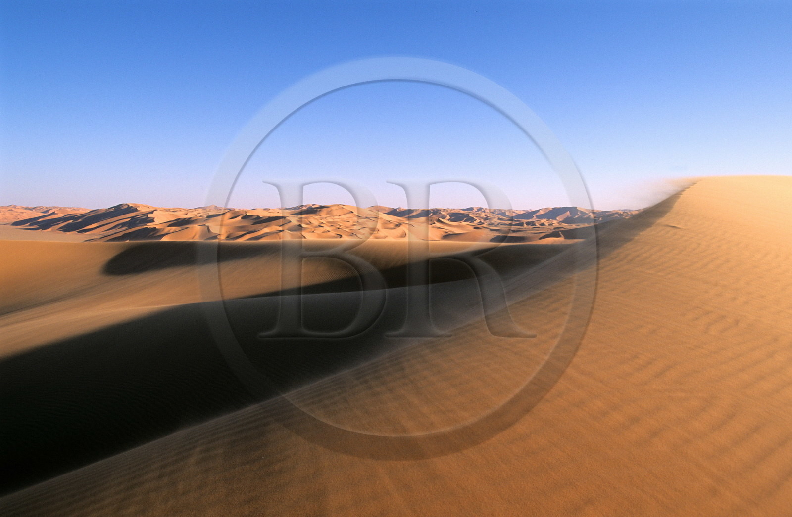 Libye, Le Fezzan (Sahara), Erg de Mourzouk (Murzuk), vent de sable sur le sommet des dunes