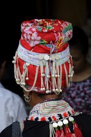 Vietnam, province de Lao Cai, région Nord-Ouest de Sapa, le marché multi-éthnique de Muong Hum, femme de la minorité des Dzao rouge
