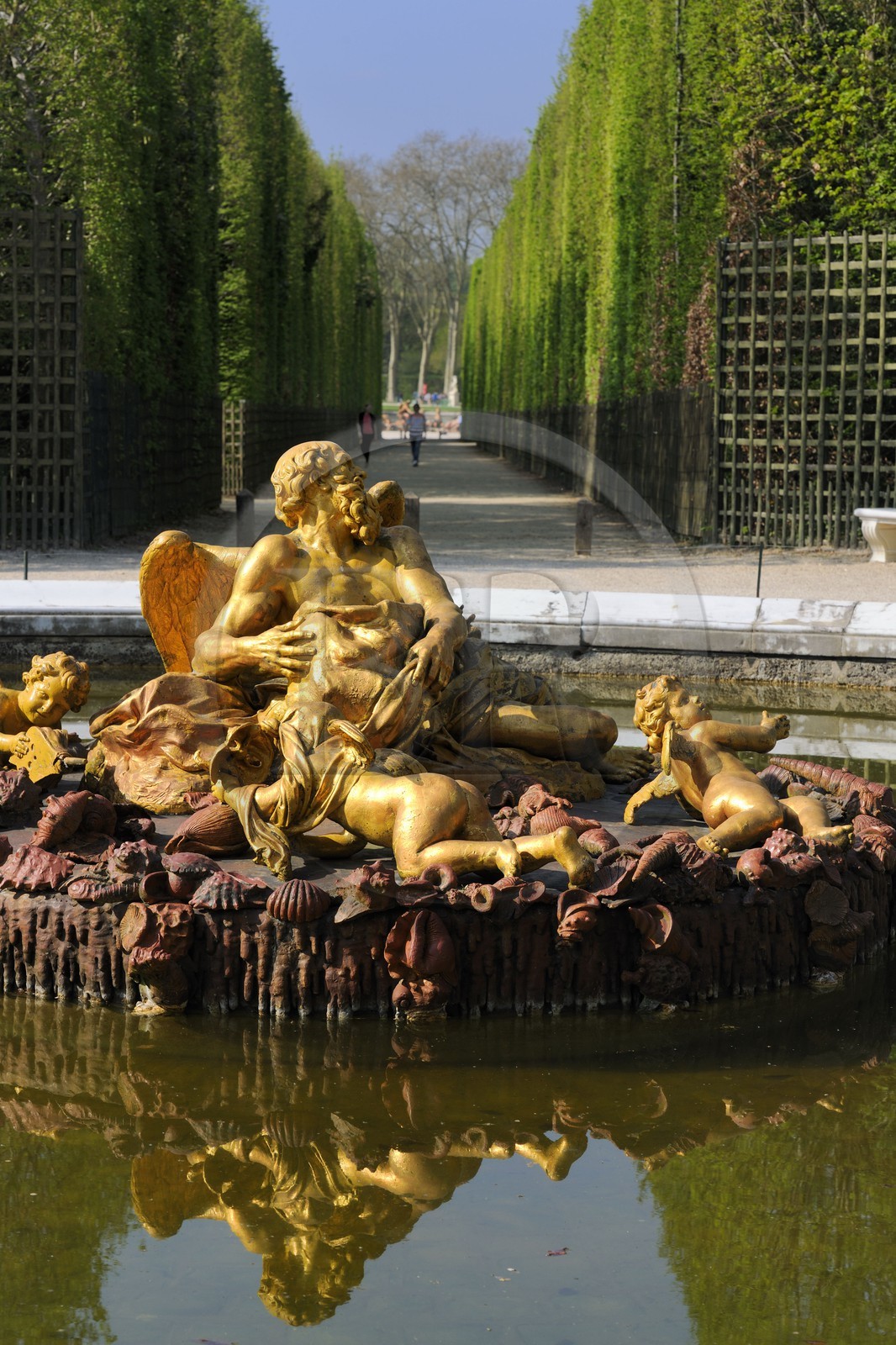 France, Yvelines (78), parc du château de Versailles, classé Patrimoine Mondial de l'UNESCO, bassin de Saturne ou de l'Hiver oeuvre de Girardon