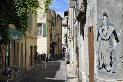 France, Bouches-du-Rhône (13), Arles, une Arlésienne rue des arènes