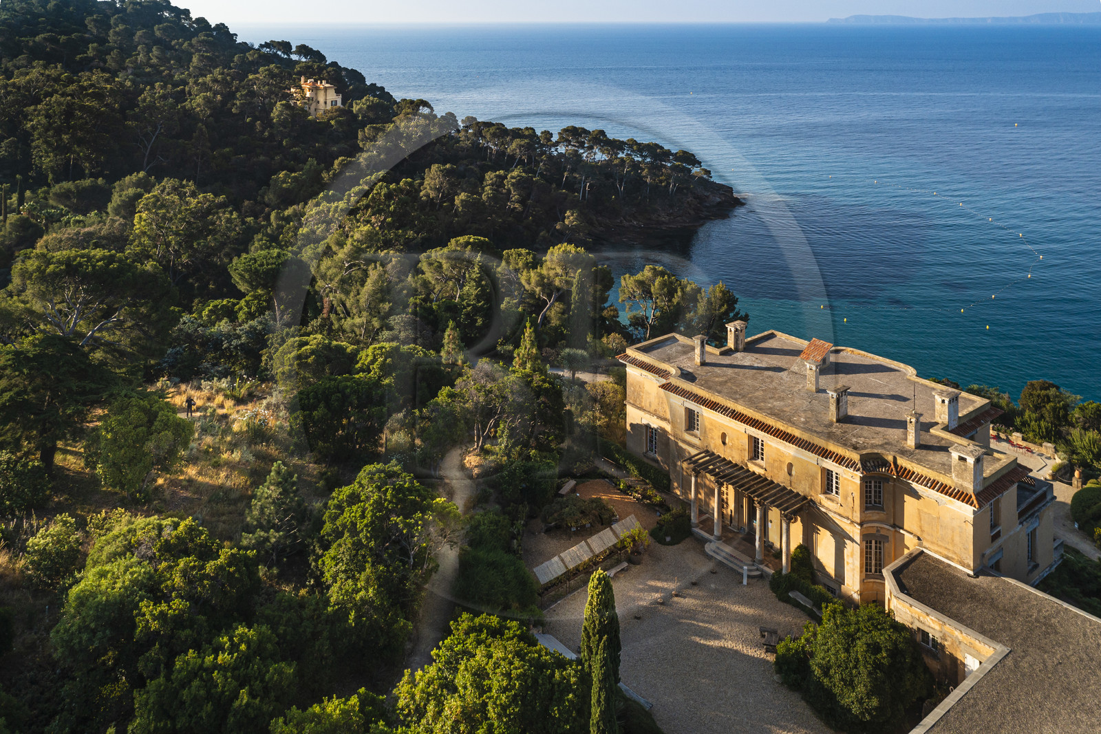 France, Var (83), Rayol-Canadel-sur-Mer, Domaine du Rayol, propriété du conservatoire du littoral mention obligatoire, le jardin des Méditerranées conçu par le paysagiste Gilles Clément, la maison principale l'Hôtel de la Mer et la villa Le Rayolet en arrière plan (vue aérienne)