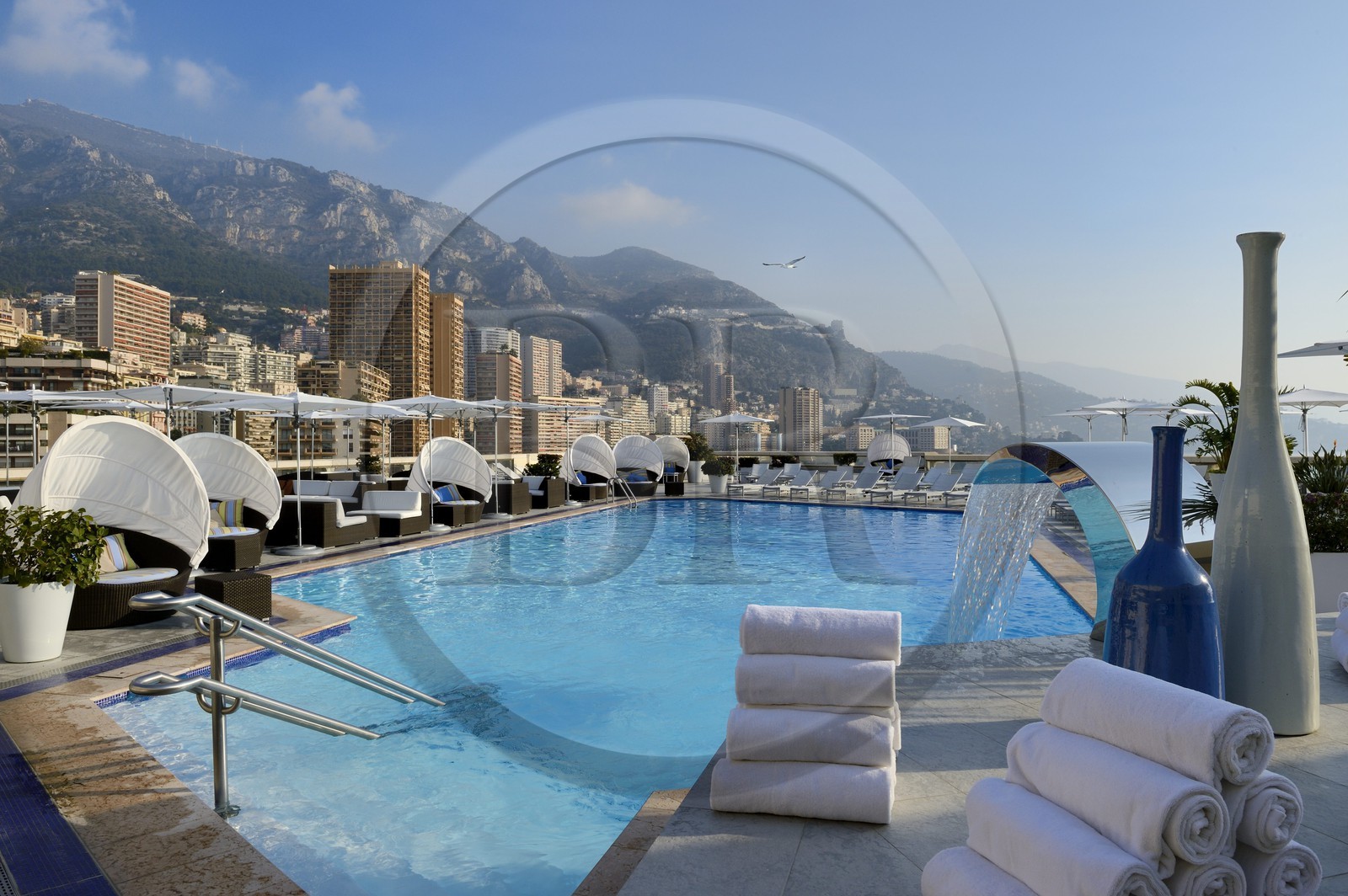 Principauté de Monaco, Monaco, Monte-Carlo, la piscine sur le toit de l'Hotel Fairmont et le quartier de Larvotto en arrière plan