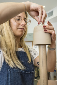 France, Alpes-Maritimes (06), Vallauris, la céramiste Maureen Stengel-Guillot de l'atelier MSG Céramique