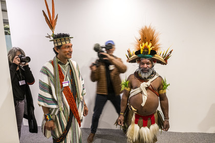 France, Paris (75), siège de l'UNESCO, le leader amazonien du peuple Ashaninka au Brésil Benki Piyako et le chef Papou Mundiya Kepanga
