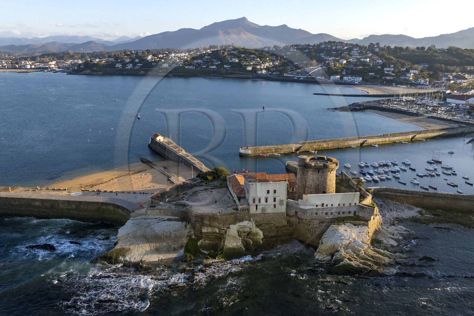 France, Pyrénées-Atlantiques (64), la côte du Pays-Basque, Ciboure, le fort de Socoa construit sous Louis XIII remanié par Vauban et son petit port de plaisance dans la baie de Saint-Jean-de-Luz, la montagne de La Rhune en arrière plan (vue aérienne)