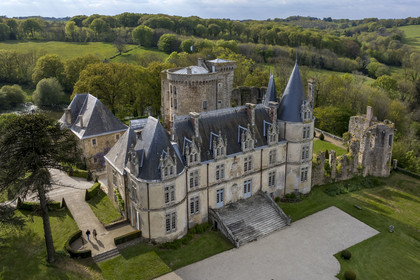 France, Vendée (85), Sèvremont, le chateau de la Flocellière, gite et chambre d'hotes (vue aérienne)