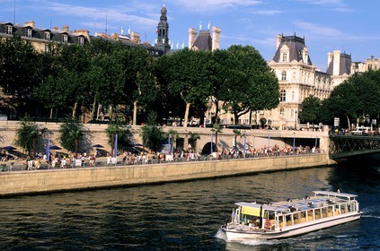 France, Paris (75), les rives de la Seine, classées Patrimoine Mondial de l'UNESCO, Paris-Plage fête tenue au mois d'août sur les quais de Seine fermés au trafic automobile