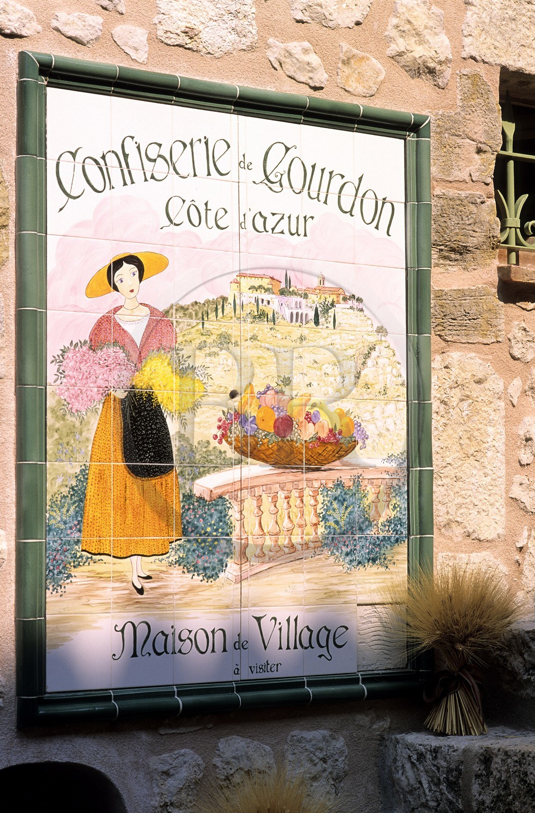 France, Alpes-Maritimes (06), village de Gourdon, labellisé Les Plus Beaux Villages de France, publicité murale pour une confiserie