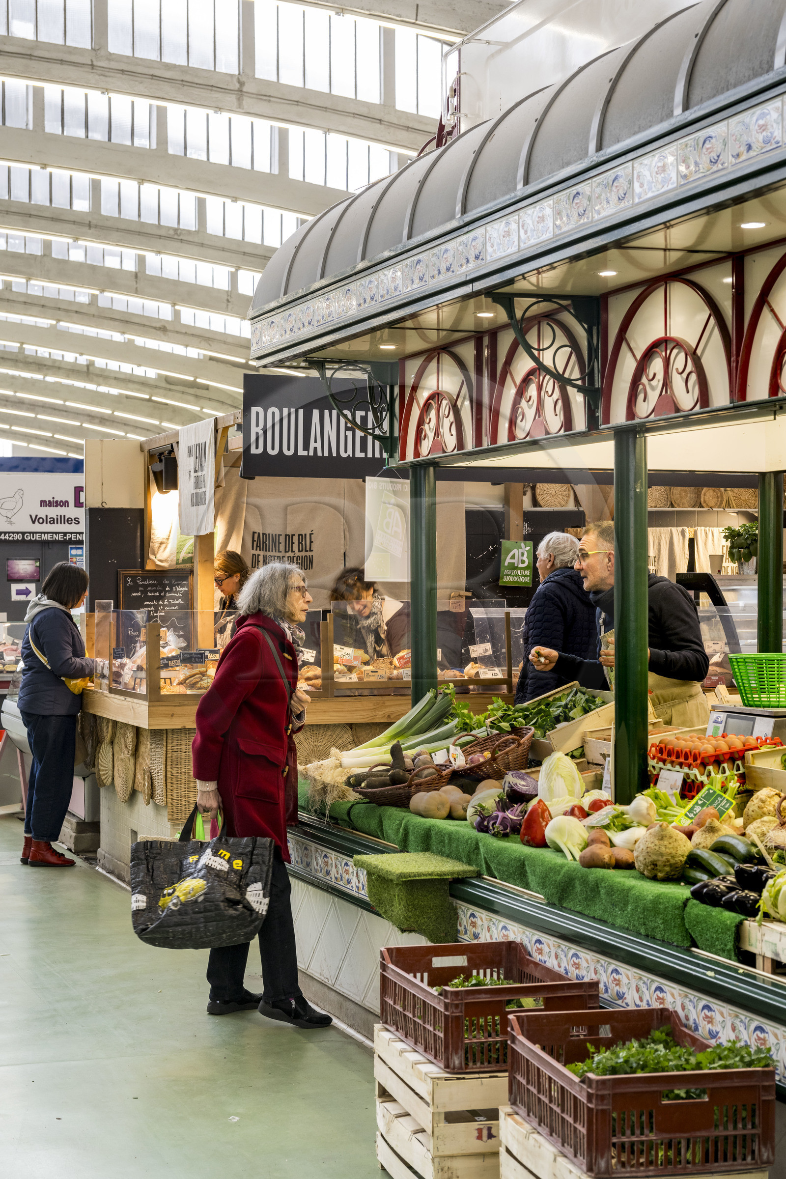 France, Loire-Atlantique (44), Saint-Nazaire, les halles du marché couvert de Saint-Nazaire construites entre 1956 et 1958, étal de fruits et légumes Bio