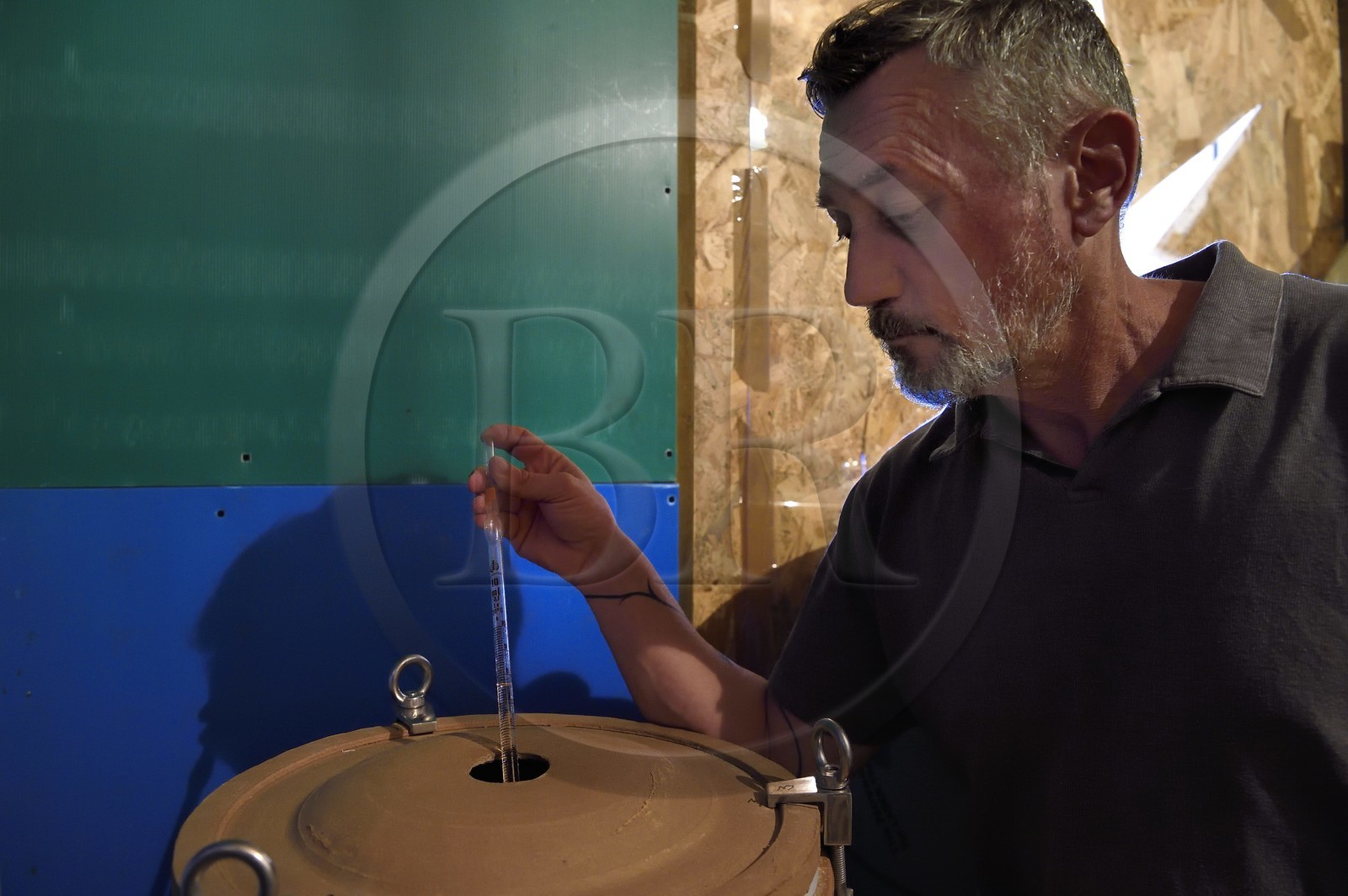 France, Ile de la Reunion, La Saline,  Ludovic Maufras createur de La Part des Anges Distillation, rhum de canne rose de 72° à 75° élevé en amphore de terre cuite, rhum fabriqué comme une eau de vie de canne à sucre, prélèvement pour pesée d'alcool