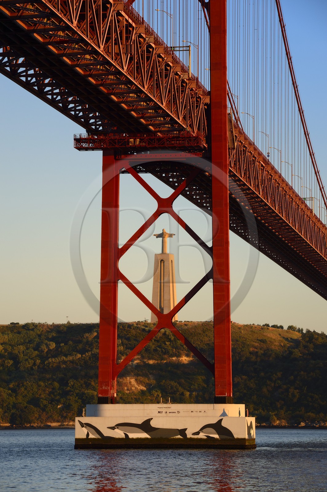 Portugal, Lisbonne, le pont du 25 de Abril sur le Tage et le  le Cristo Rei (Christ Roi)