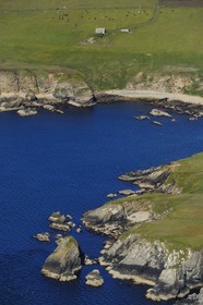 Royaume-Uni, Ecosse, Iles Orcades, Ile de South Ronaldsay, ferme en bordure de mer (vue aérienne)