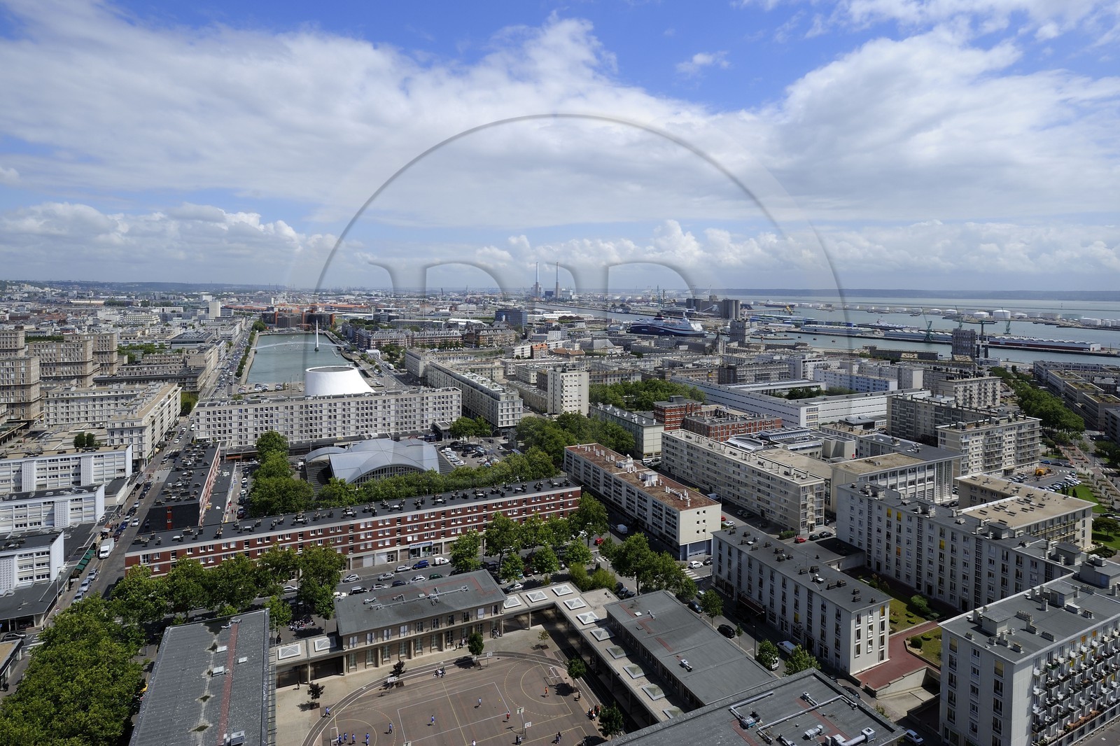 France, Seine-Maritime (76), Le Havre, Centre-ville reconstruit du Havre par Auguste Perret classé Patrimoine Mondial de l'UNESCO, immeubles Perret et le port en arrière plan