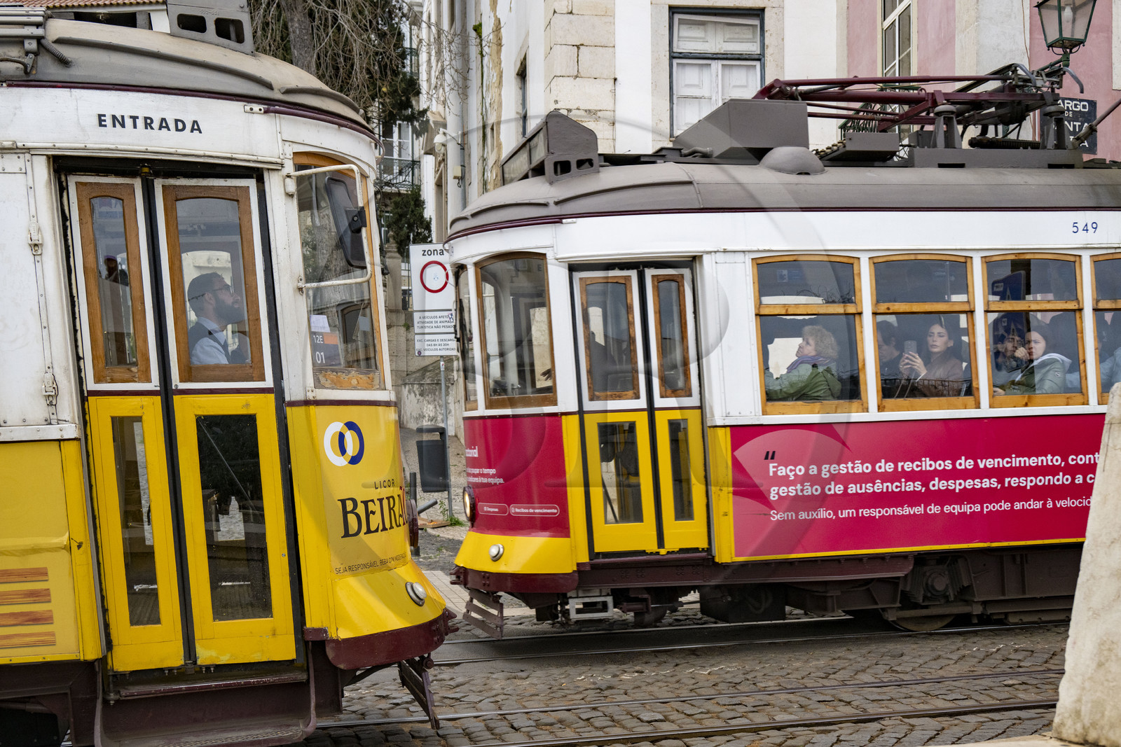 Portugal, Lisbonne, quartier de l'Alfama, tramway (electricos) à Largo das Portas do Sol, la ligne 28 est la plus célèbre et la plus pittoresque