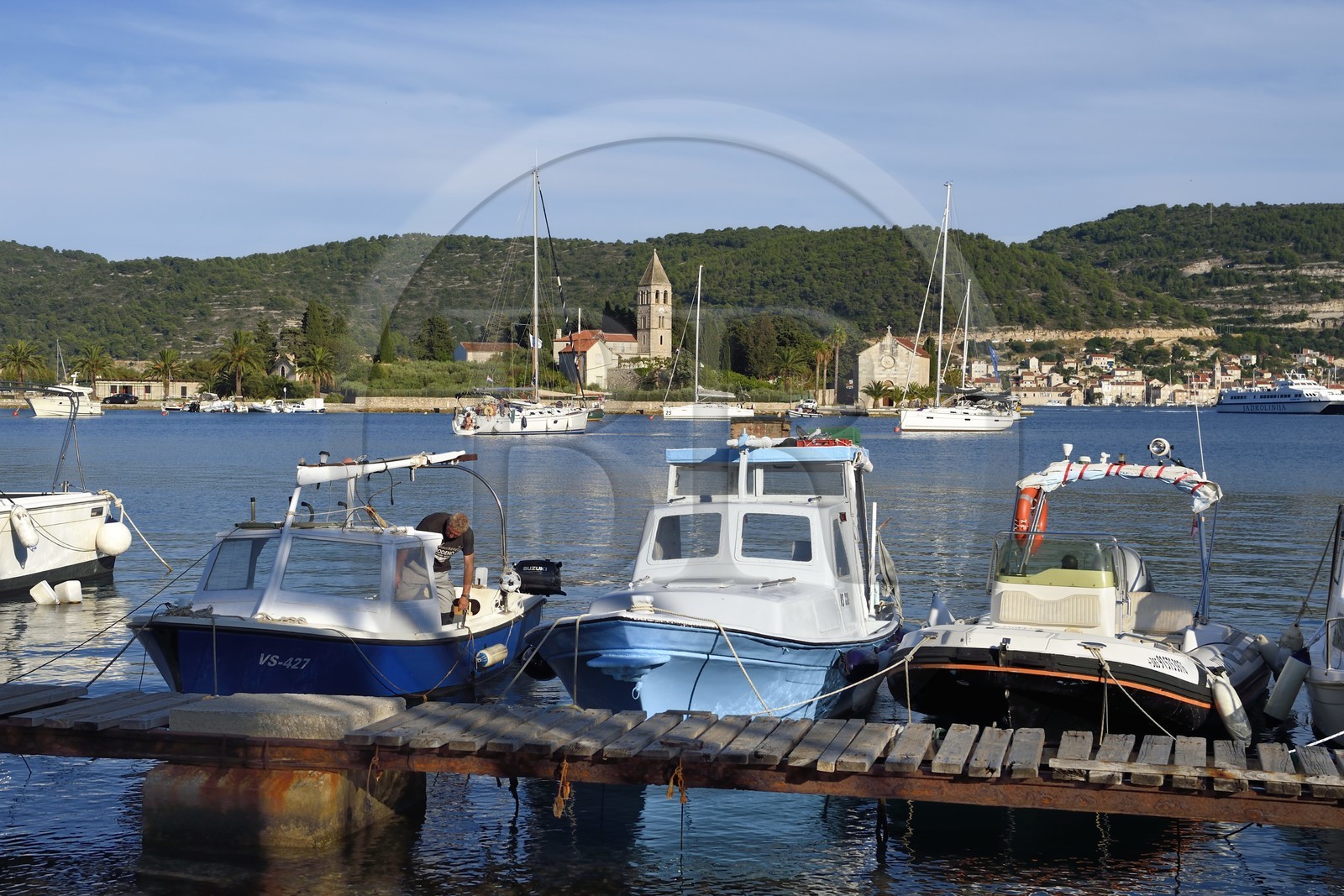 Croatie, Dalmatie, cote dalmate, Ile de Vis, village de Vis, monastère Saint-Jérome édifié au XVIe siècle par les franciscains sur la petite péninsule de Pirovo