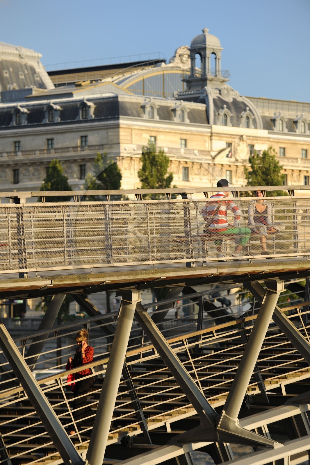France, Paris (75), les rives de la Seine, pic-nic sur la passerelle Solferino