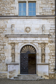 France, Côte-d'Or (21), Paysage culturel des climats de Bourgogne classés Patrimoine Mondial de l'UNESCO, Route des Grands Crus, vignoble de la Côte de Nuits, Vougeot, le Chateau du Clos de Vougeot, l'entrée de l'escalier Renaissance