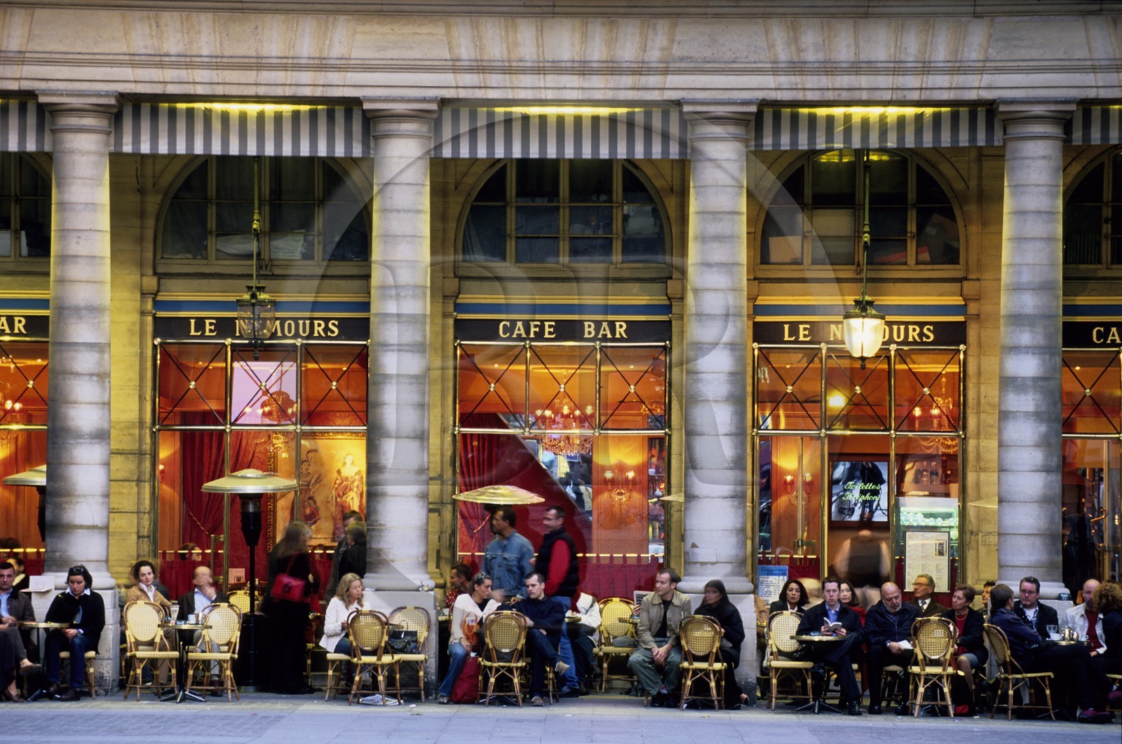 France, Paris (75), café Le Nemours, place du Palais Royal