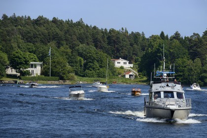 Suède, archipel de Stockholm, hors-bord dans Lännerstasundet