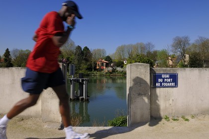 France, Val-de-Marne (94), les bords de Marne, Saint-Maur-des-Fossés, joggeur sur le Quai du Port au Fouarre