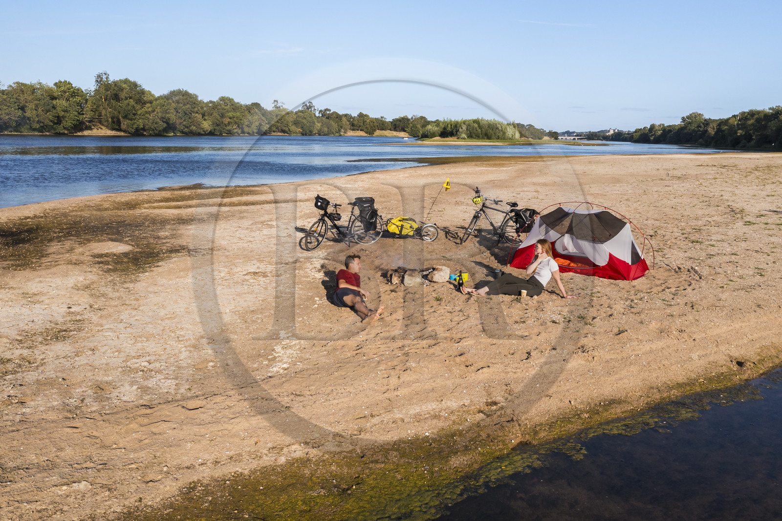 France, Maine-et-Loire (49), vallée de la Loire classée au Patrimoine Mondial par l'UNESCO, randonnée à bicyclette le long des berges de la Loire, campement pour la nuit sur un des bancs de sable formant des îles sur la Loire (vue aérienne)