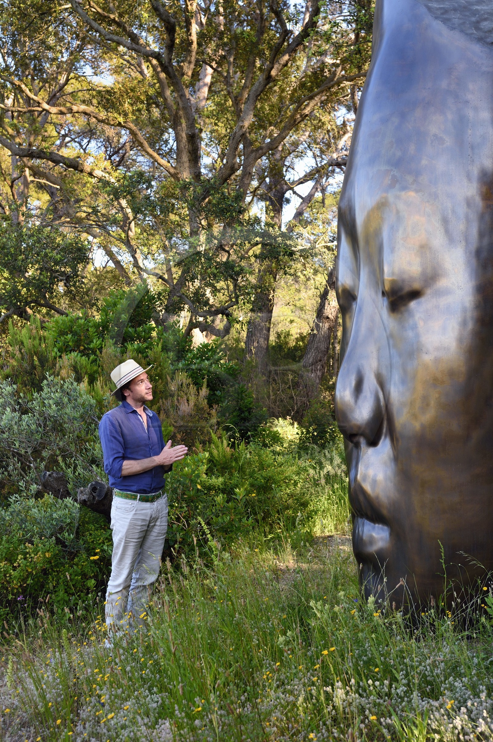 France, Var (83), Iles d'Hyères, parc national de Port Cros, Ile de Porquerolles, la Fondation Carmignac, une sculpture de Les trois alchimistes de Jaume Plensa, Charles Carmignac directeur de la Fondation Carmignac