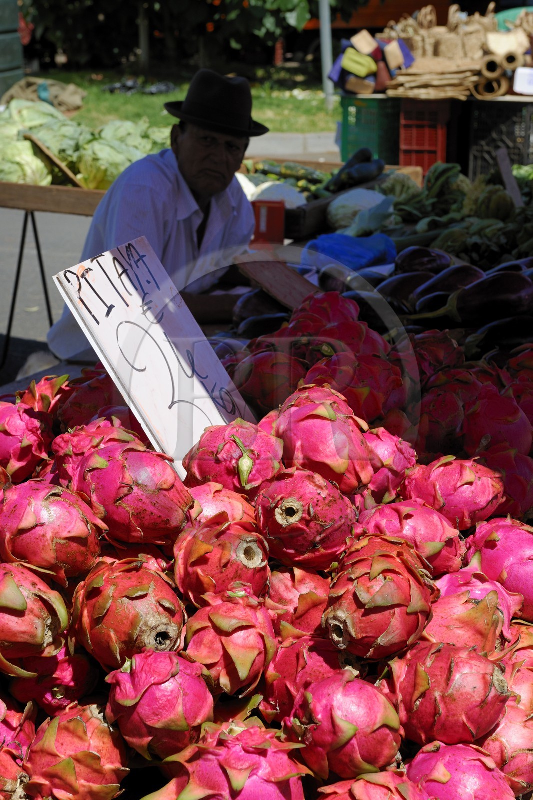 France, île de la Réunion, Saint-Pierre, le marché du samedi, vente de paniers colorés en provenance de Madagascar