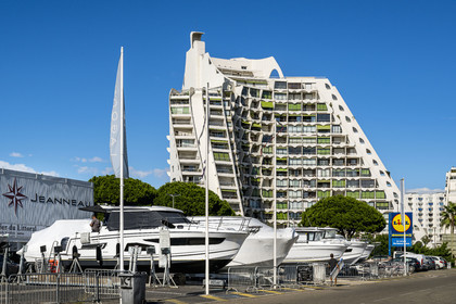 France, Hérault (34), La Grande-Motte, labellisé patrimoine du XXème siècle, La Grande Pyramide construite en 1974 par les architectes Jean Balladur et Jean-Bernard Tostivint, cet immeuble phare pour le port de la station Balnéaire domine toute la ville, forme un plan en Y incurvé et abrite un hôtel et des appartements