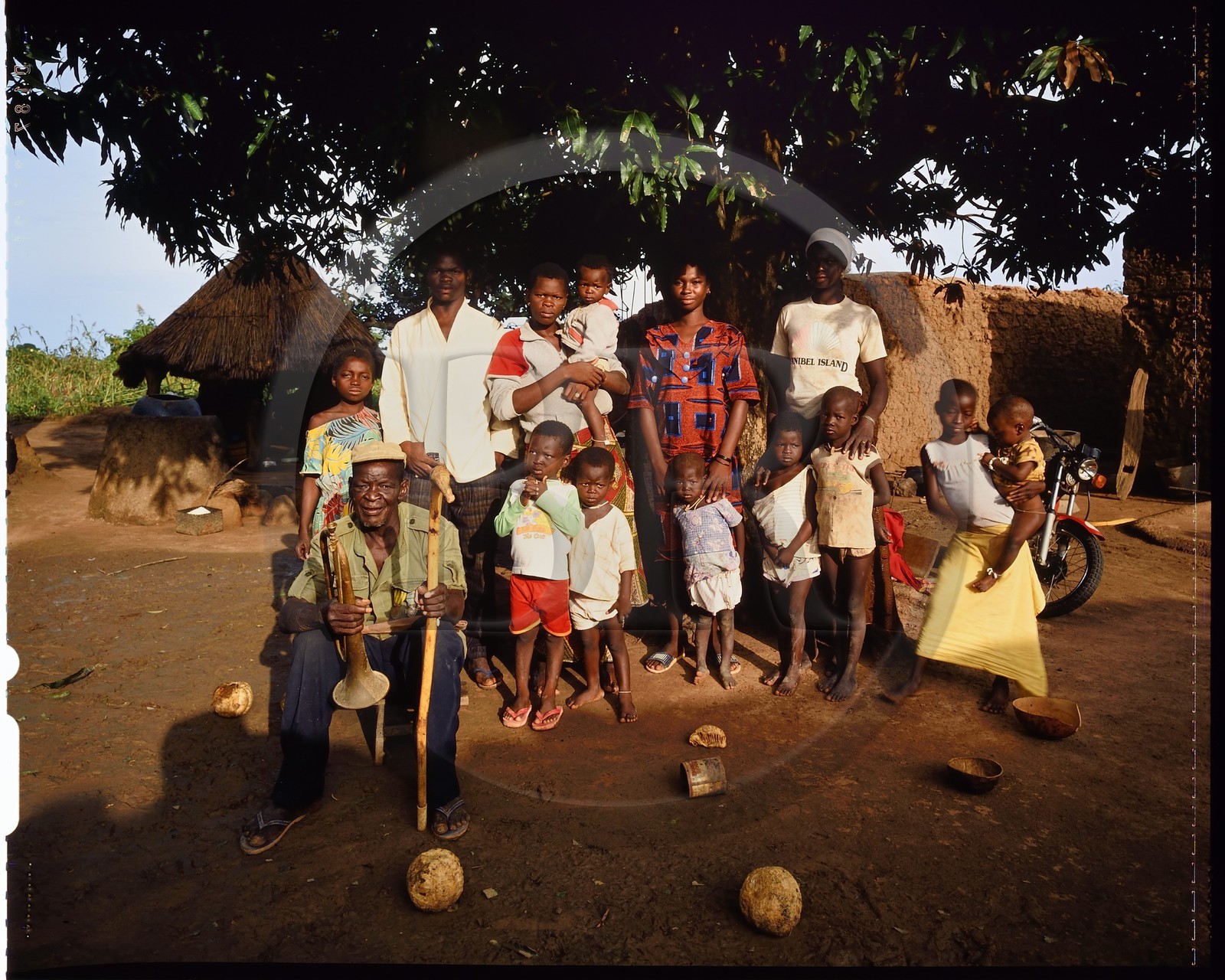 Burkina Faso, province de Poni, pays des Lobi, Loropéni, l'ancien combattant français médaillé qui a, dixit, fait l'Indochine, l'Algérie et Paris 18ème posant avec sa famille dans sa cour de ferme