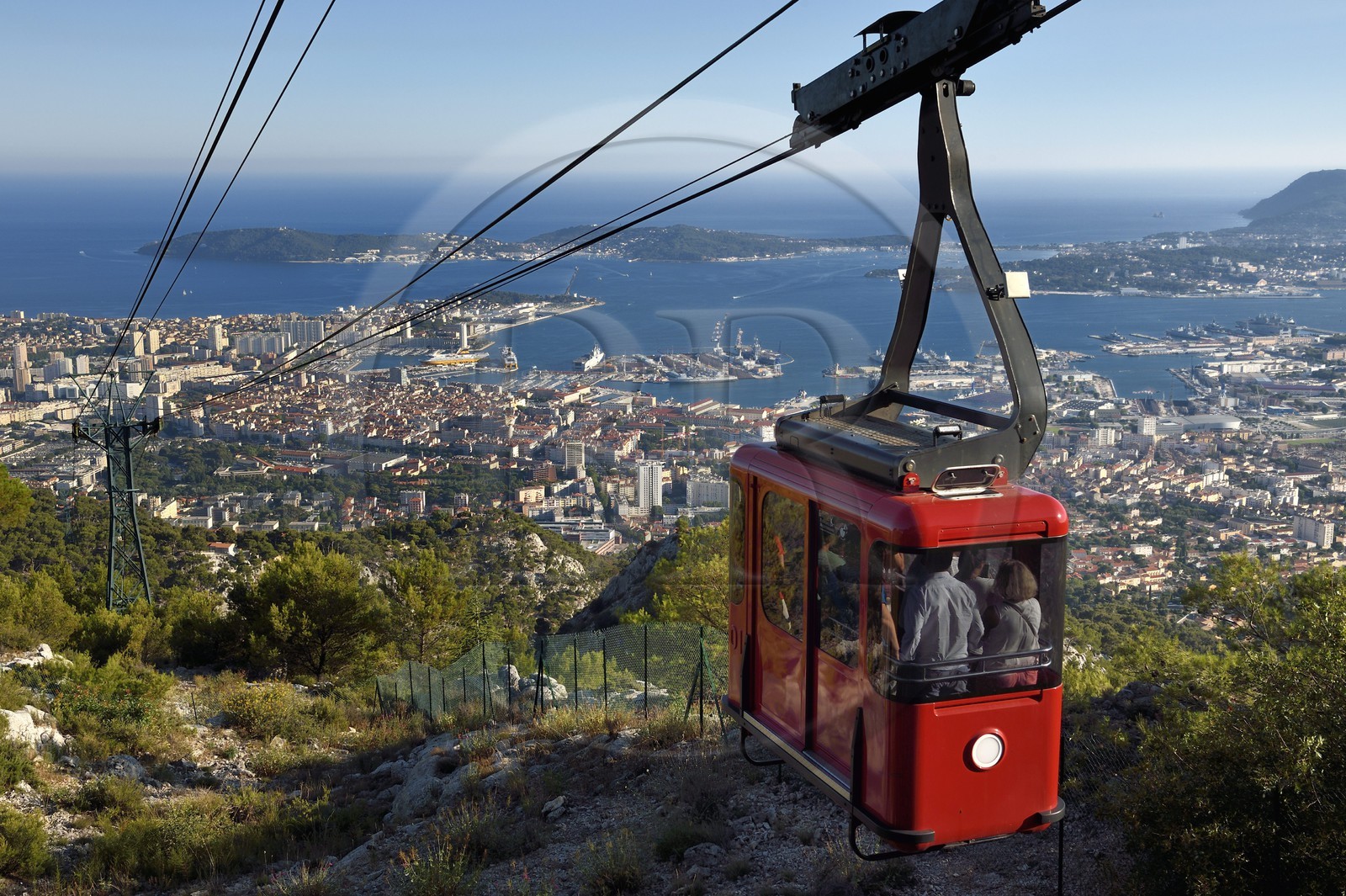 France, Var (83), Toulon, la rade, téléphérique du Mont Faron, la base navale (Arsenal) et la presqu'Ile de Saint-Mandrier en arrière plan