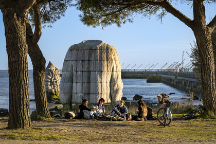France, Loire Atlantique, Estuaire de la Loire, Saint Nazaire,  Estuaire open-air contemporary art collection, group of young people in front of one of three monumental concrete sculptures The foot, the sweater and the digestive system created by the artists Daniel Bewar and Gregory Gicquel on the edge of the Quai de la Jetée