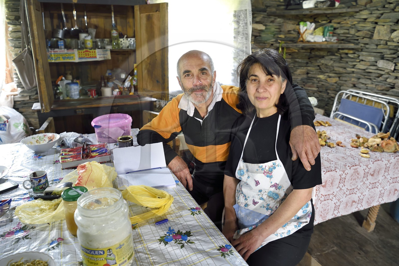 Géorgie, Kakheti, Parc national de Touchétie, village de Shenako, Soso Pirashvili et Lia Otarashvili dans leur maison d'été