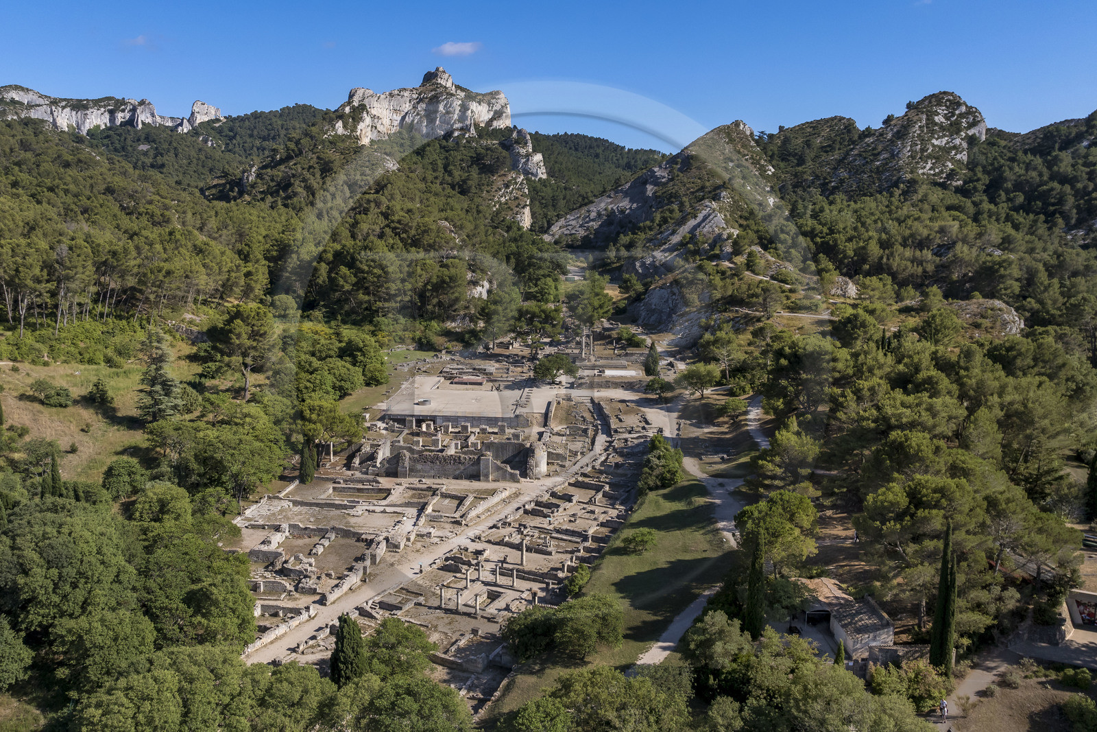 France, Bouches-du-Rhône (13), Parc Naturel Régional des Alpilles, Saint-Rémy-de-Provence, site archéologique de Glanum au pied du massif des Alpilles (vue aérienne)