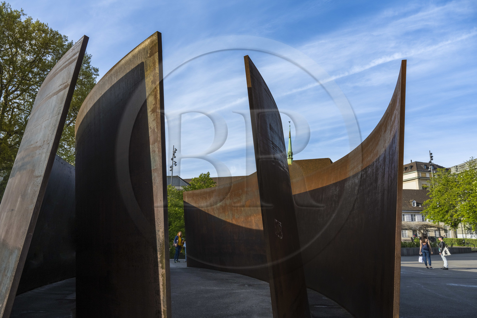 Suisse, Bâle, Theaterplatz, Intersection sculpture d'acier de Richard Serra