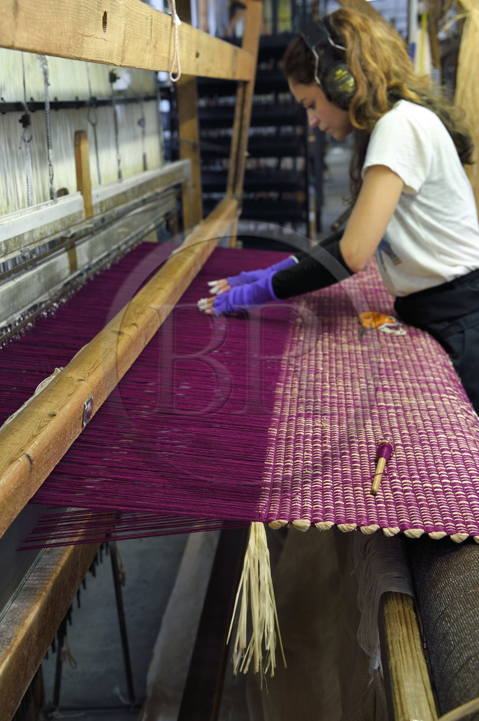 France, Var (83), Presqu'Ile de Saint-Tropez, Cogolin, la Manufacture Cogolin fabrique des tapis depuis 1924, la plupart sont tissés par lés sur des métiers Jacquard à bras du XIXème siècle, tissage du raphia sur un métier à tisser plat