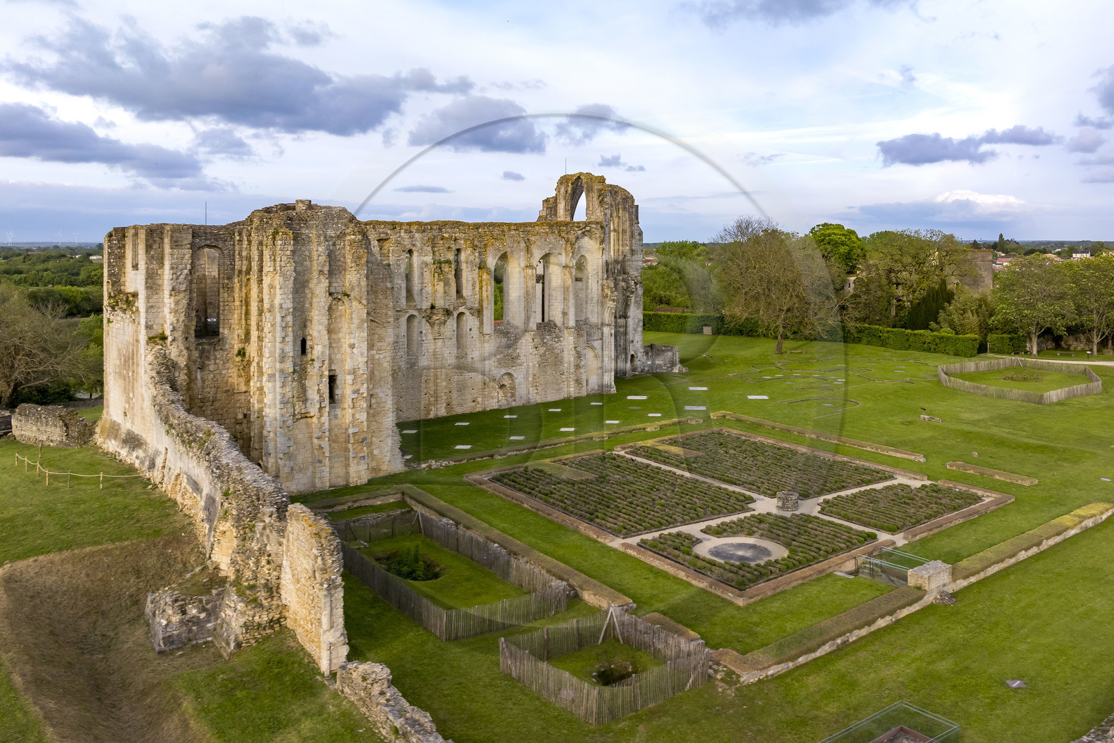 France, Vendée (85), Parc Interrégional du Marais Poitevin labellisé Grand Site de France, Maillezais, vestiges de l'abbaye Saint-Pierre de Maillezais (vue aérienne)