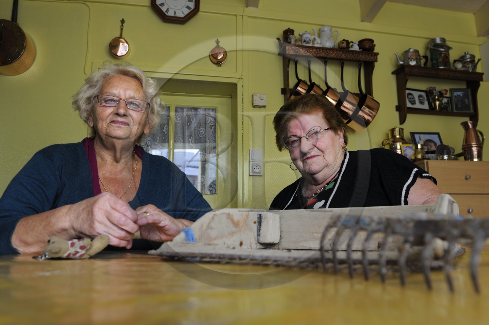 France, Manche (50), Baie du Mont-Saint-Michel, ancien port de Genêts, les Coquetières (ramasseuses de coques) Renée Neveu et Marie Gesmier