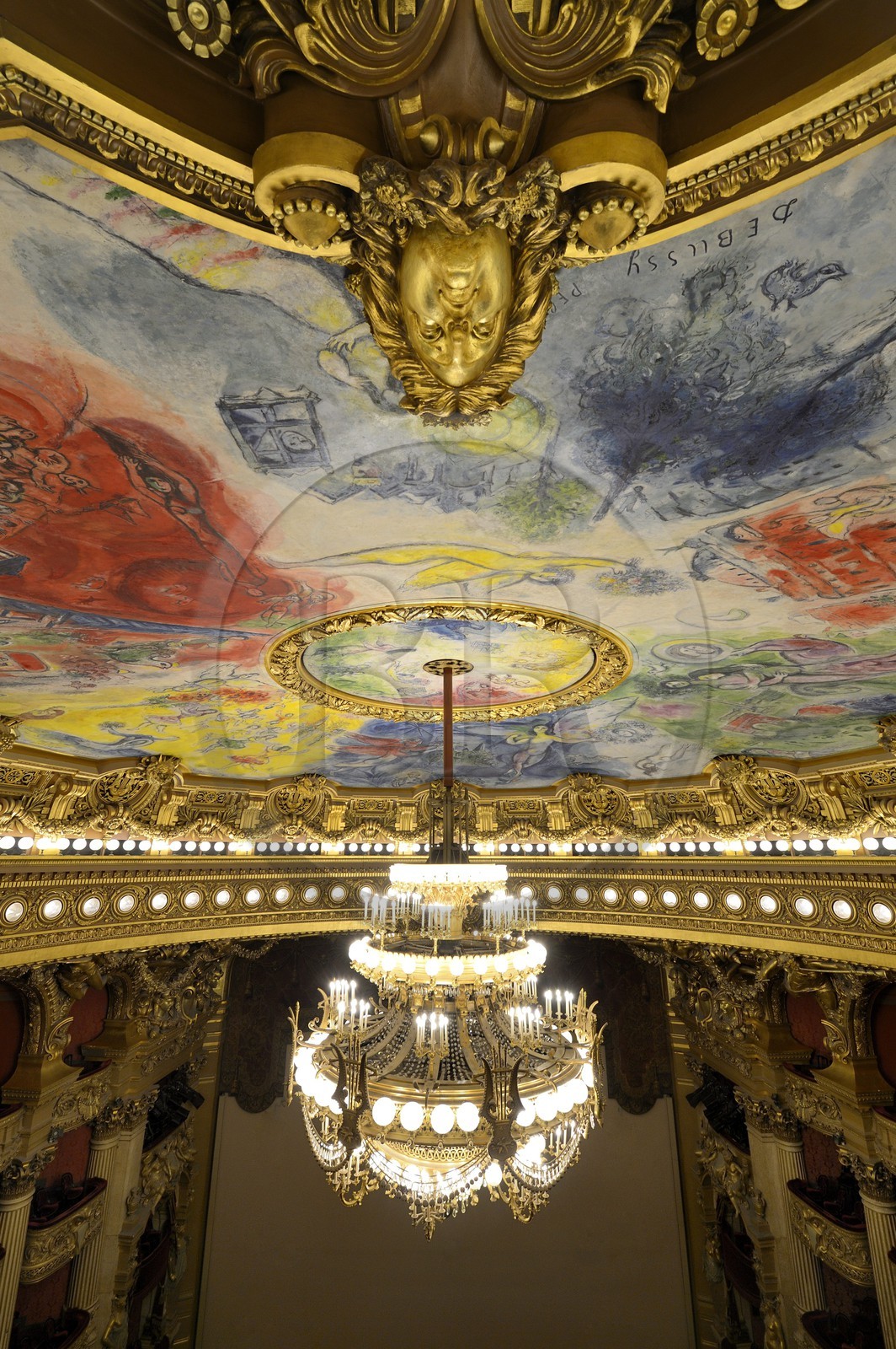 France, Paris (75), Opéra Garnier, la coupole du plafond décoré par Marc Chagall dans la grande salle et le grand lustre de 7 à 8 tonnes créé par Garnier