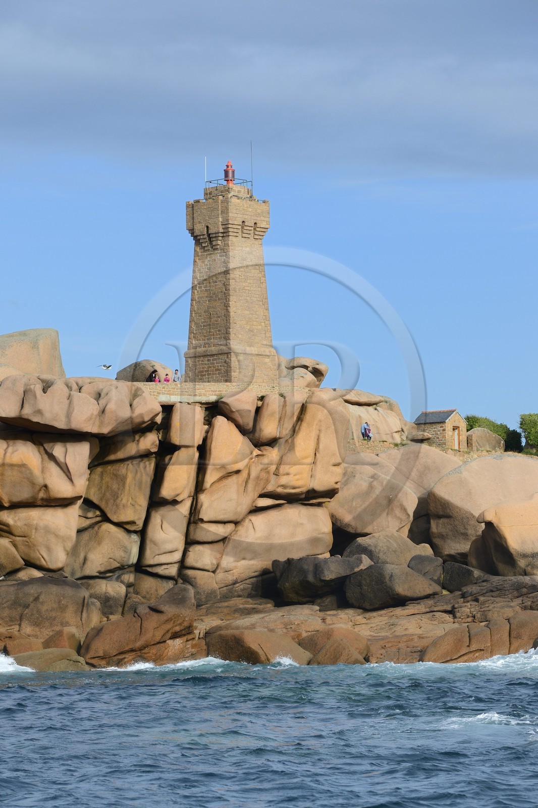 France, Côtes-d'Armor (22), Côte de Granit Rose, Perros-Guirec, Ploumanac'h, la pointe de Squewel et le phare de Mean Ruz