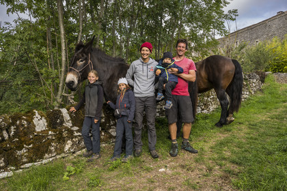 France, Aveyron (12), Causses et les Cévennes, paysage culturel de l'agro-pastoralisme méditerranéen, classés Patrimoine Mondial de l'UNESCO, la famille Robin fait escale dans son tour de France (partiel) à pied à La Couvertoirade, labellisé Les Plus Beaux Villages de France
