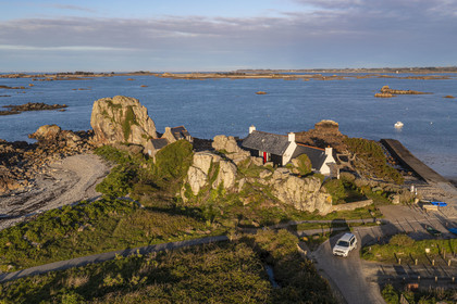 France, Côtes-d'Armor (22), Côte d'Ajoncs, Plougrescant, la plage de Porz Hir ou Pors-hir sur le chemin de Grande Randonnée GR 34 (vue aérienne)