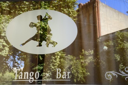 Argentine, Buenos Aires, quartier Saint Telmo, vitrine d'un bar où l'on danse le tango
