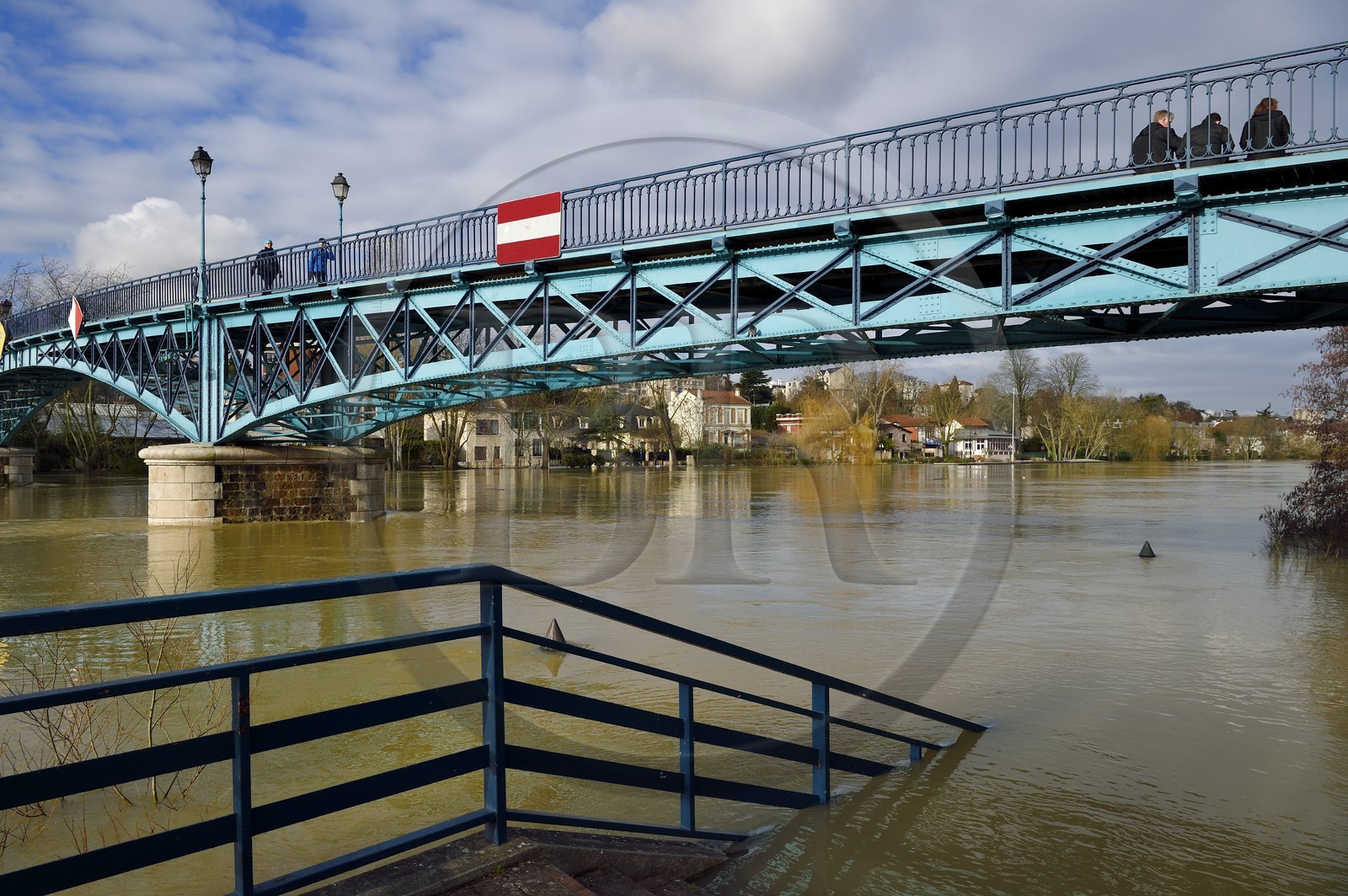 France, Val-de-Marne (94), Bry-sur-Marne, la passerelle réalisée par Gustave Eiffel entre Bry-sur-Marne et Le Perreux-sur-Marne en arrière plan, les bords de Marne inondés