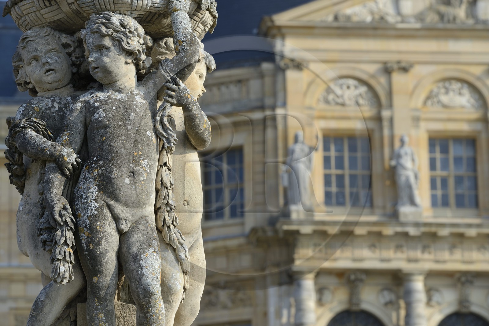 France, Seine-et-Marne (77), Maincy, le château de Vaux-le-Vicomte, statue dans les jardins et la façade sud