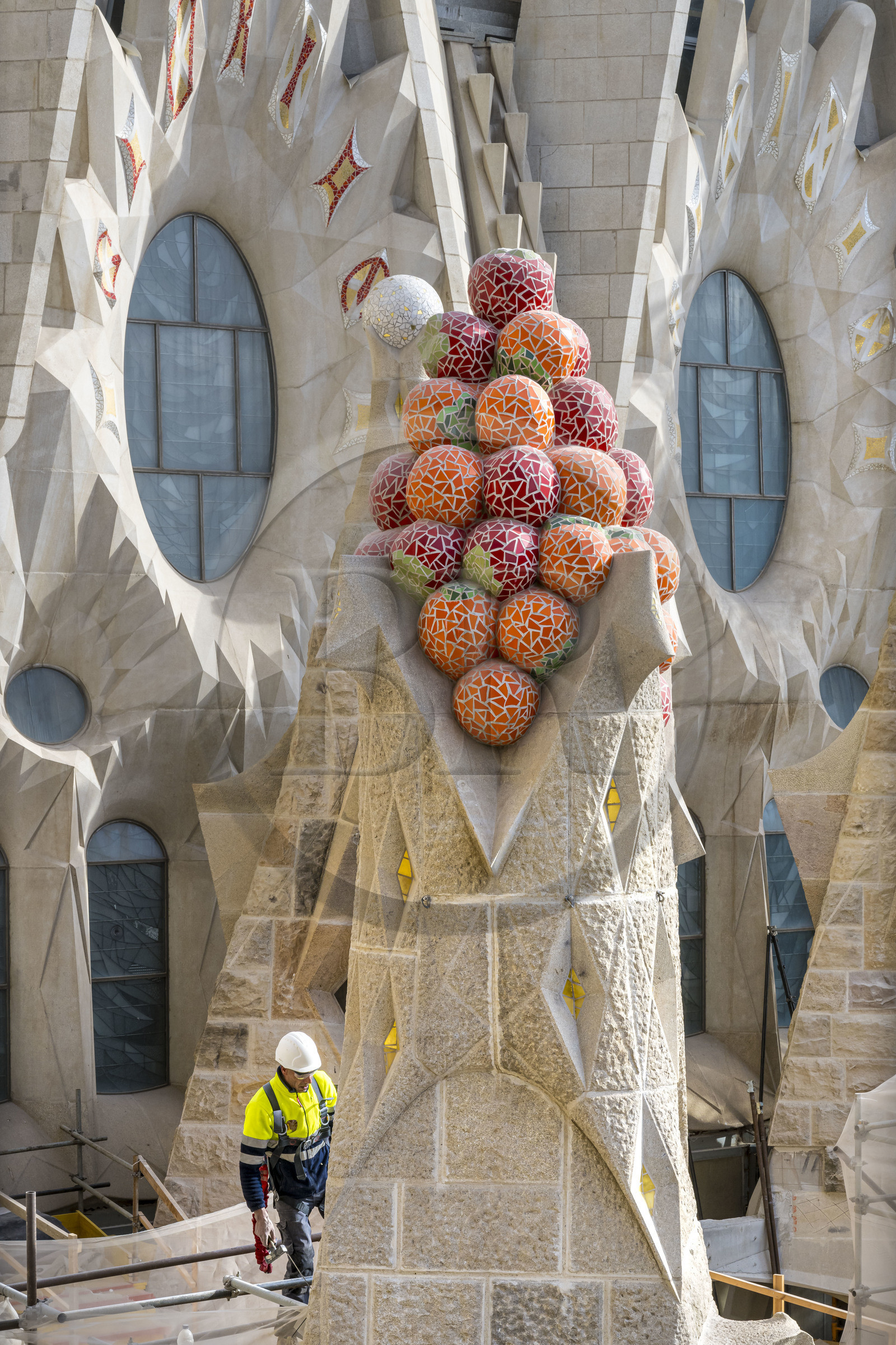 Espagne, Catalogne, Barcelone, quartier de l'Eixample, basilique de la Sagrada Familia de l'architecte du modernisme catalan Antoni Gaudi classée Patrimoine Mondial de l'UNESCO, sommet surmonté de mosaïques en forme de fruits