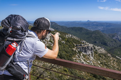 France, Hérault (34), les Causses et les Cévennes, paysage culturel de l'agro-pastoralisme méditerranéen inscrit au Patrimoine Mondial de l'UNESCO, Montpeyroux, rochers et falaises du Mont Saint Baudille, le Pic Saint-Loup faisant face à l'Hortus en arrière plan