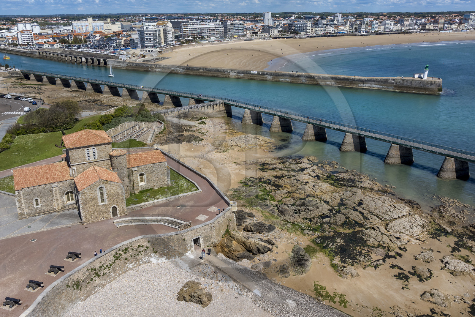 France, Vendée (85), Les-Sables-d'Olonne, le Prieuré Saint-Nicolas à la pointe du quartier de La Chaume et le chenal d'accès aux ports (vue aérienne)