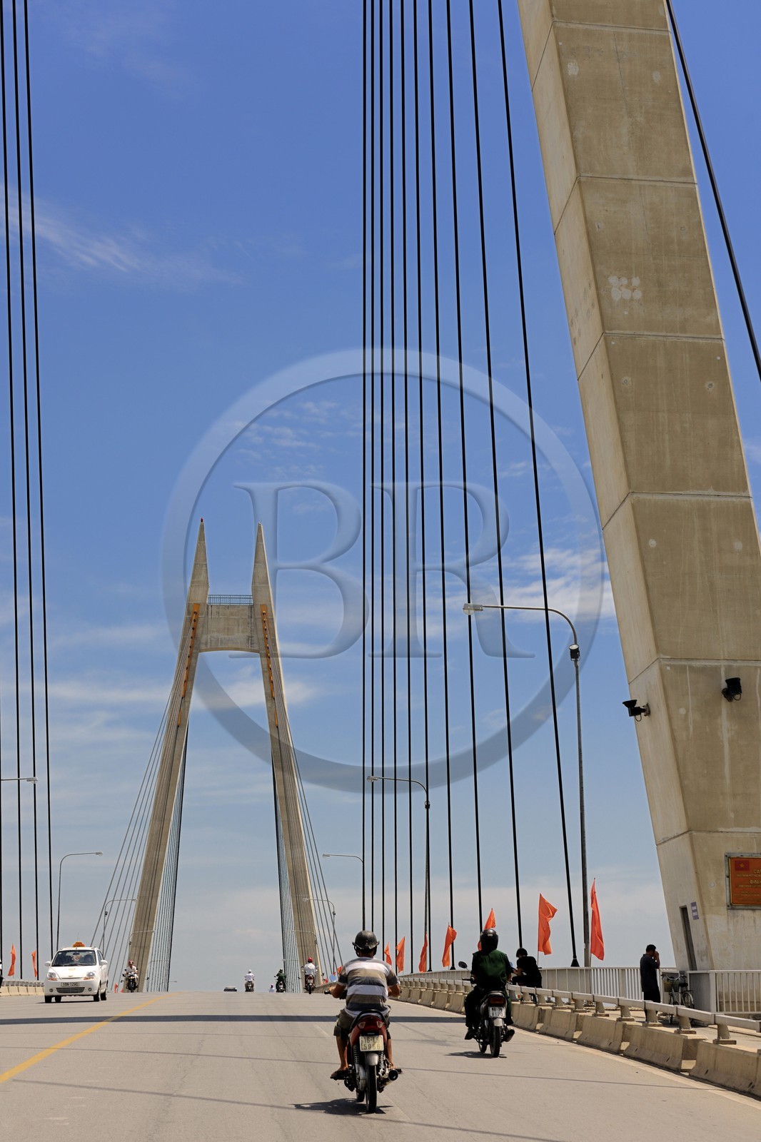Vietnam, Haiphong, le nouveau pont suspendu à l'entrée de la ville